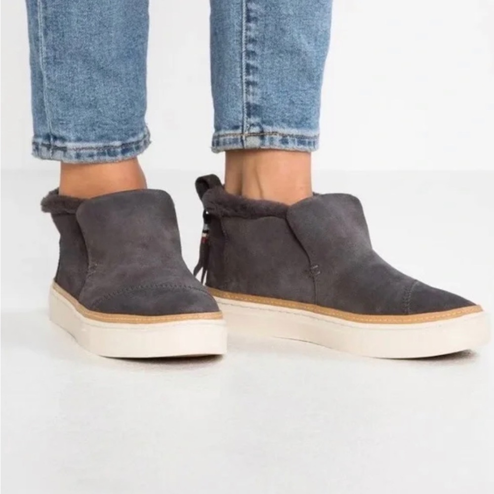💥Toms Suede Chukka Sneakers with Faux Fur Trim. Dark gray.